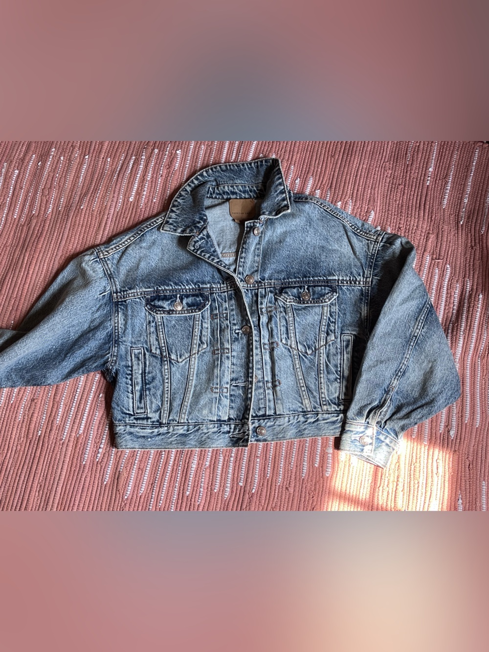 AMERICAN EAGLE. Classic Cropped Denim Jacket - Light Blue
